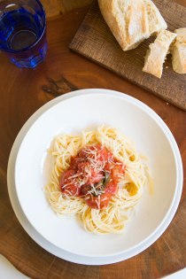 espagueti con albóndigas con tomate