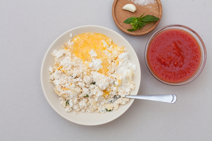 Preparación - Bolitas de requesón en salsa de tomate y albahaca